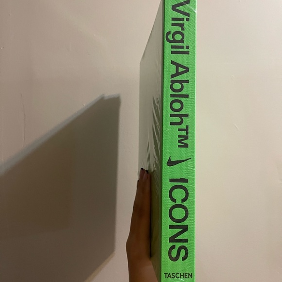 VIRGIL ABLOH “SOMETHINGS OFF” TASCHEN NIKE BOOK - Picture 5 of 10
